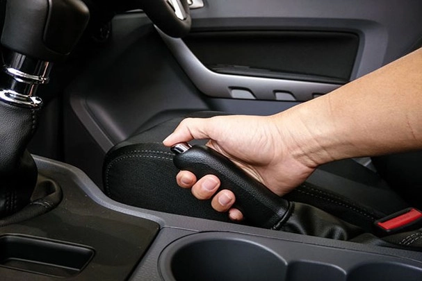 Giữ bình tĩnh, tập trung điều khiển xe trên đường khi gặp sự cố mất phanh